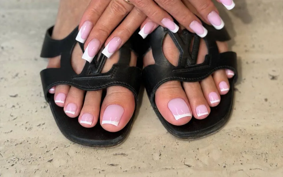 Travail d'ongles en manucure russe