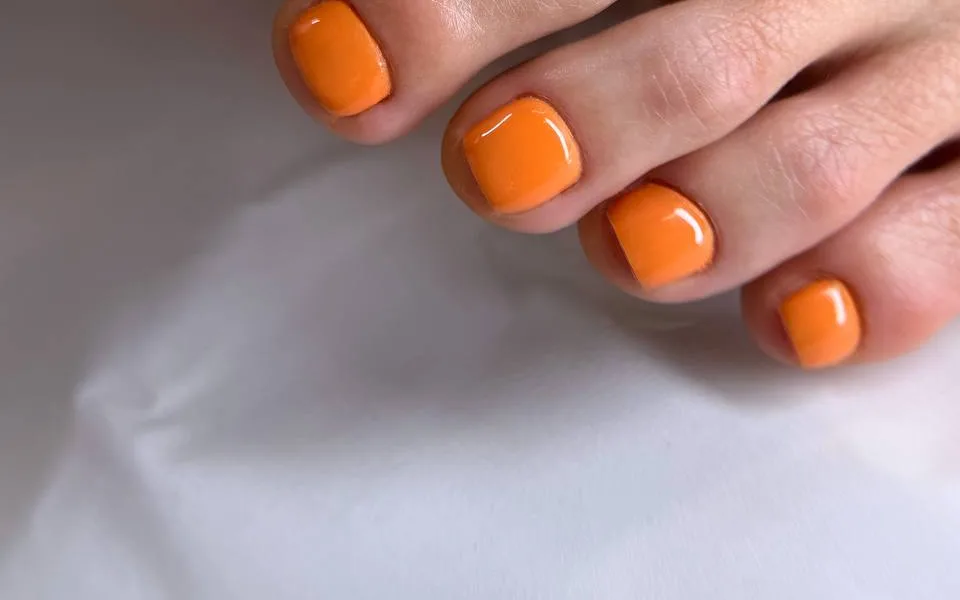 Travail d'ongles en manucure russe