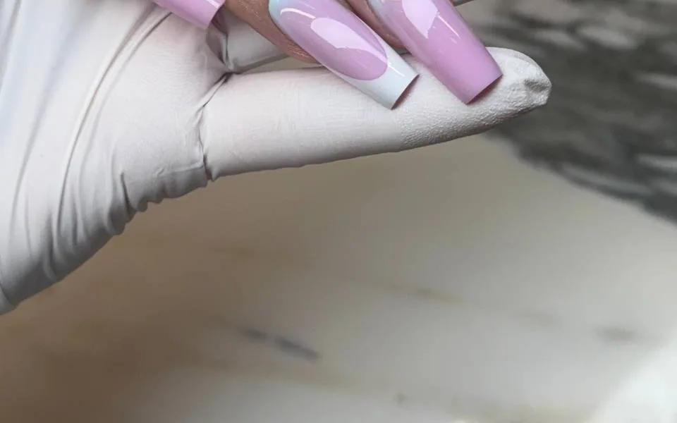 Travail d'ongles en manucure russe