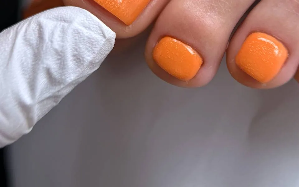 Travail d'ongles en manucure russe