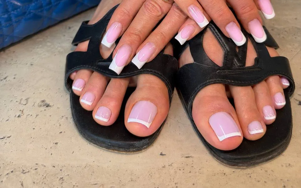 Travail d'ongles en manucure russe