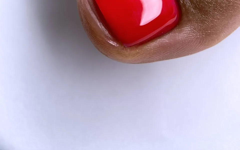 Travail d'ongles en manucure russe