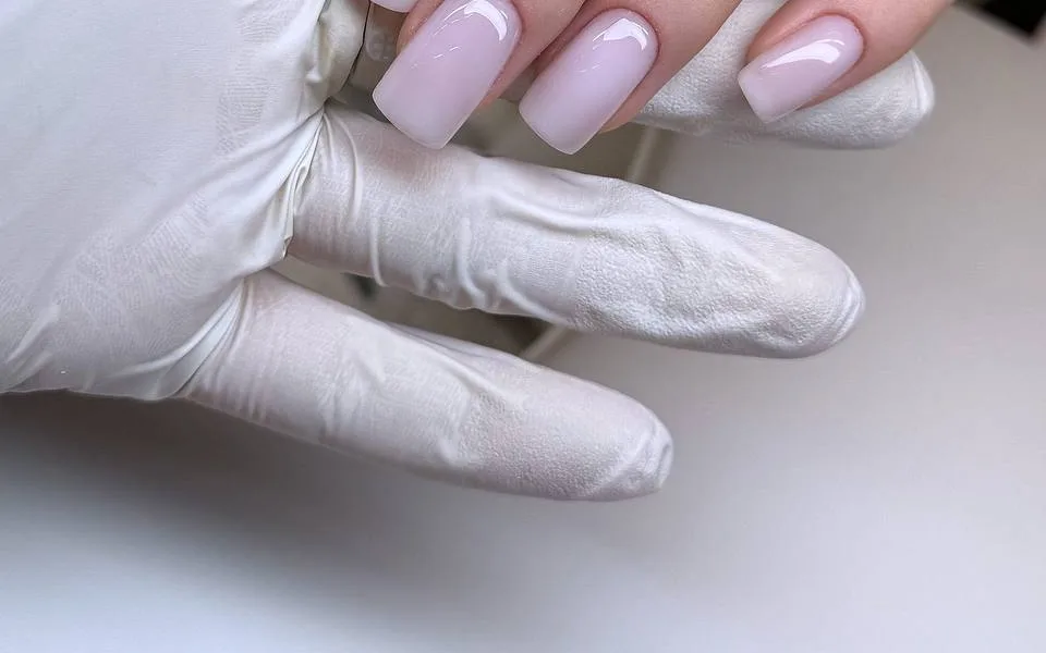 Travail d'ongles en manucure russe