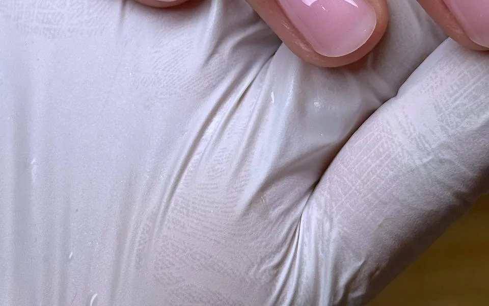 Travail d'ongles en manucure russe