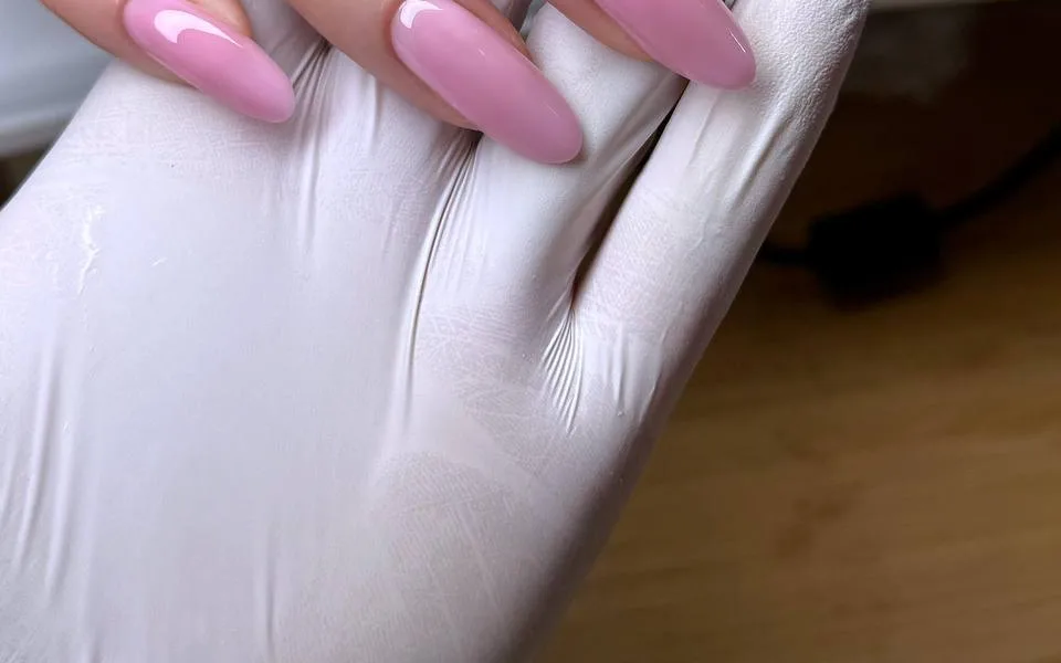 Travail d'ongles en manucure russe