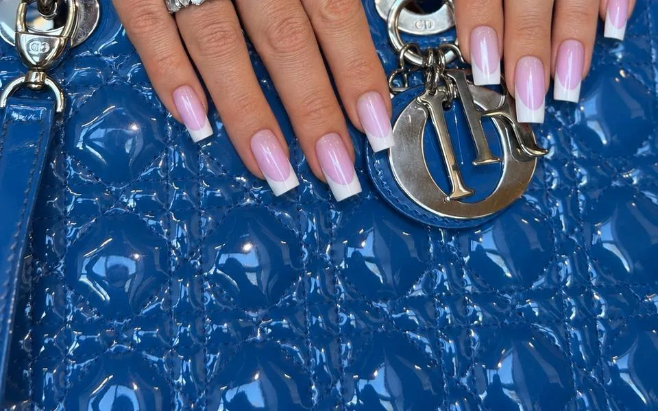 Travail d'ongles en manucure russe