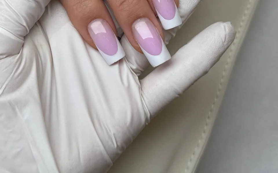 Travail d'ongles en manucure russe